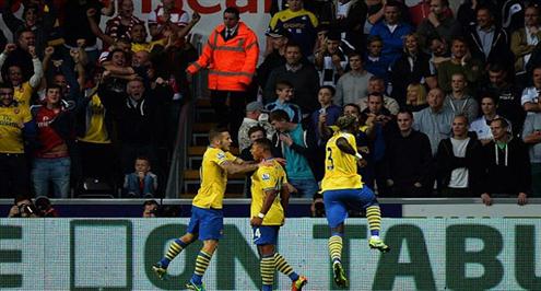 أرسنال يفلت من كبوة الكبار ويعزز صدارته للدوري الإنجليزي